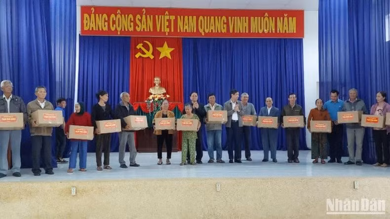 Thủ tướng Phạm Minh Chính thăm, tặng quà, động viên các gia đình chính sách bị ảnh hưởng dự án Cao tốc bắc-nam tại xã Hòa Tân Đông, thị xã Đông Hòa.