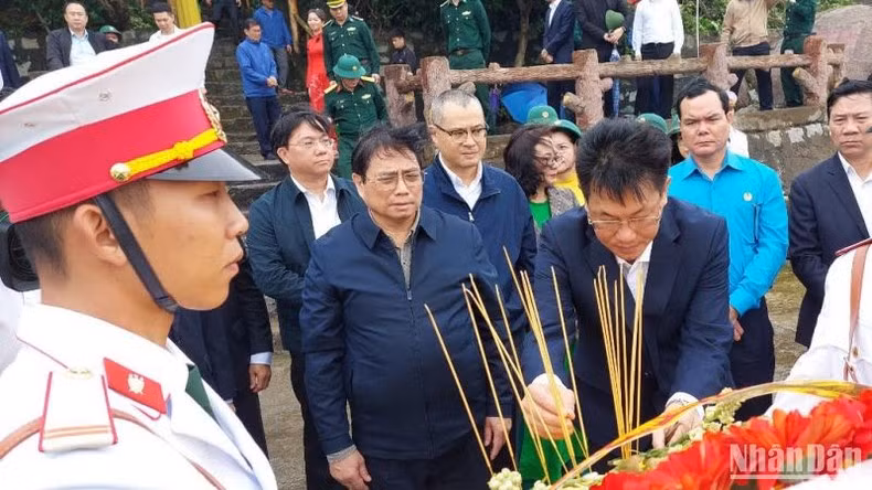 Thủ tướng Chính phủ Phạm Minh Chính và đoàn công tác dâng hương, thả vòng hoa tưởng niệm các anh hùng liệt sĩ tại Di tích lịch sử quốc gia Bến tàu Không số Vũng Rô, xã Hòa Xuân Nam, thị xã Đông Hòa.