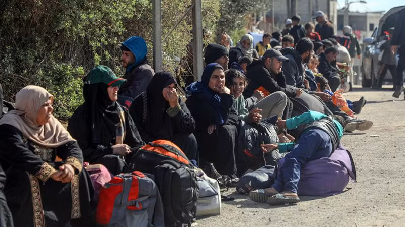 Những người Palestine phải di dời đang chờ được trở về nhà. (Ảnh TÂN HOA XÃ)