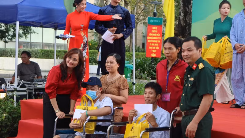 Ban tổ chức chương trình trao tặng các phần quà cho bệnh nhân.