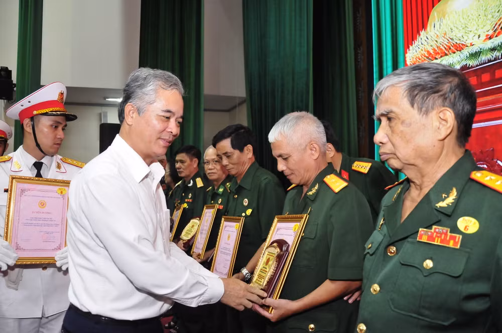 Lãnh đạo Thành phố Hồ Chí Minh trao quyết định và biểu trưng cho các cựu chiến binh. Lãnh đạo Thành phố Hồ Chí Minh trao quyết định và biểu trưng cho các cựu chiến binh.