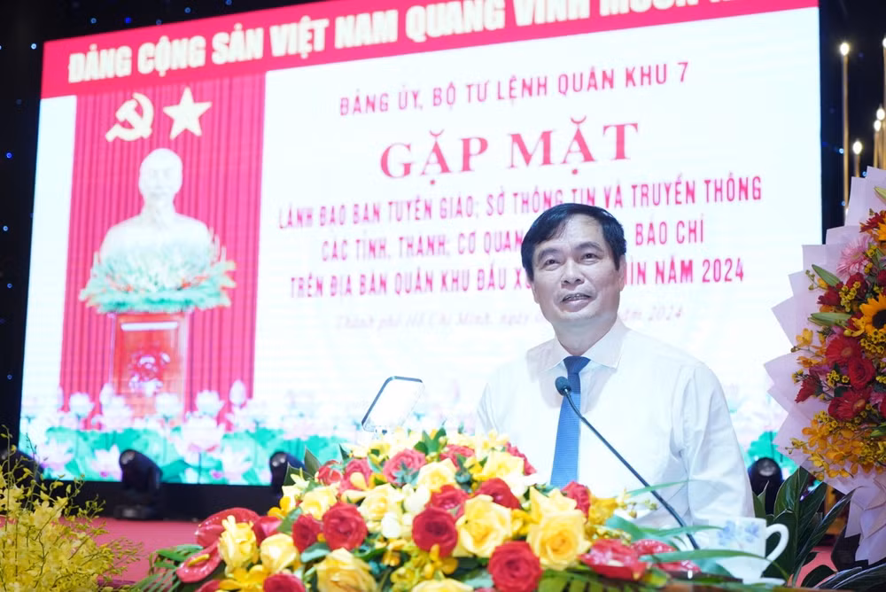 Đồng chí Phan Xuân Thủy, Phó Trưởng Ban Tuyên giáo Trung ương phát biểu tại buổi gặp mặt. (Ảnh: THẾ ANH)