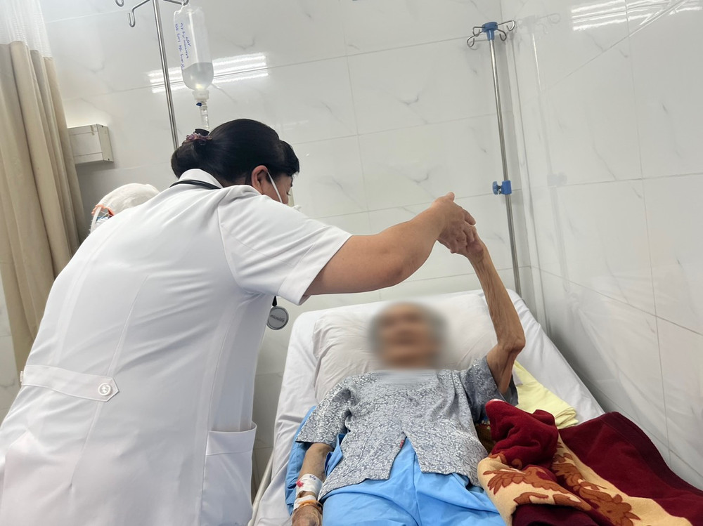 Bệnh nhân 80 tuổi mắc viêm não do virus herpes đã phục hồi sức khỏe.