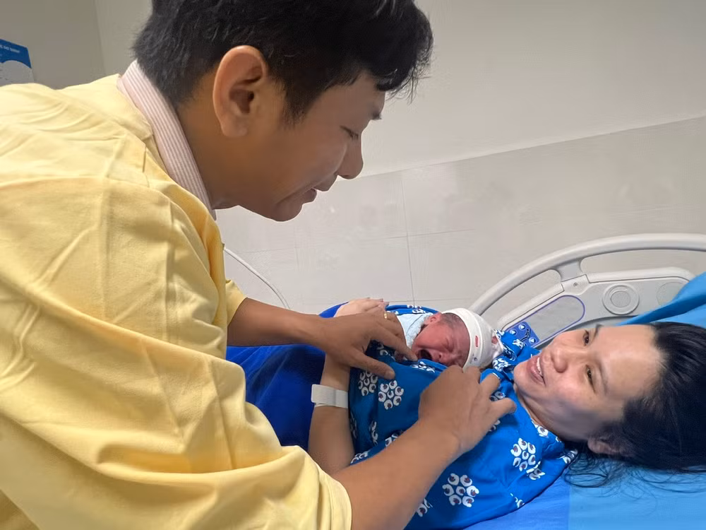 Anh Liêm không kìm nổi những giọt nước mắt hạnh phúc và gửi lời cảm ơn đến vợ mình.