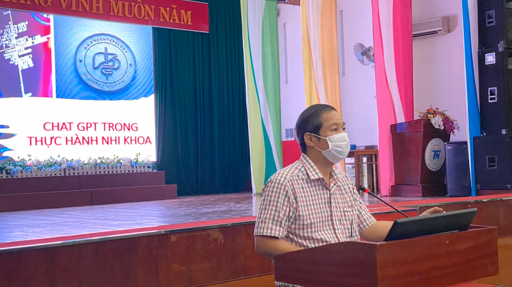 TS, BS Hoàng Lê Phúc, Trưởng Khoa Tiêu hóa, Bệnh viện Nhi Đồng 1 báo cáo tại hội nghị.