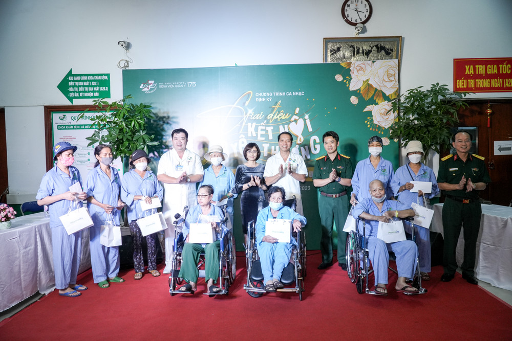 Với chủ đề "Gửi người phụ nữ tôi yêu" Những nữ bệnh nhân ung thư được nghe nhạc và được nhận những phần quà ý nghĩa.