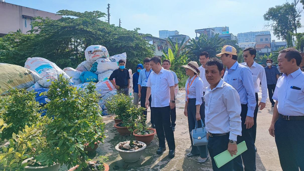 Lãnh đạo Thành phố Hồ Chí Minh cùng các sở, ban, ngành liên quan kiểm tra thực tế điểm nguy cơ phát sinh lăng quăng trên địa bàn phường Hiệp Bình Chánh, thành phố Thủ Đức. (Ảnh HCDC)