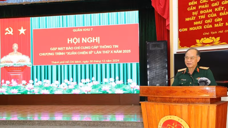 Thiếu tướng Hoàng Đình Chung, Chủ nhiệm Chính trị Quân khu thông tin chương trình "Xuân Chiến sĩ" năm 2025 tại Hội nghị.