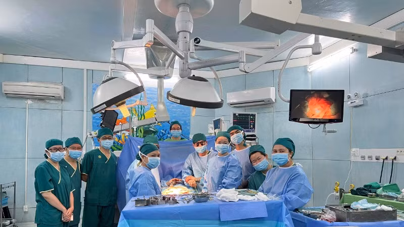 Ê-kíp bác sĩ đang phẫu thuật ghép tạng cho bệnh nhi.