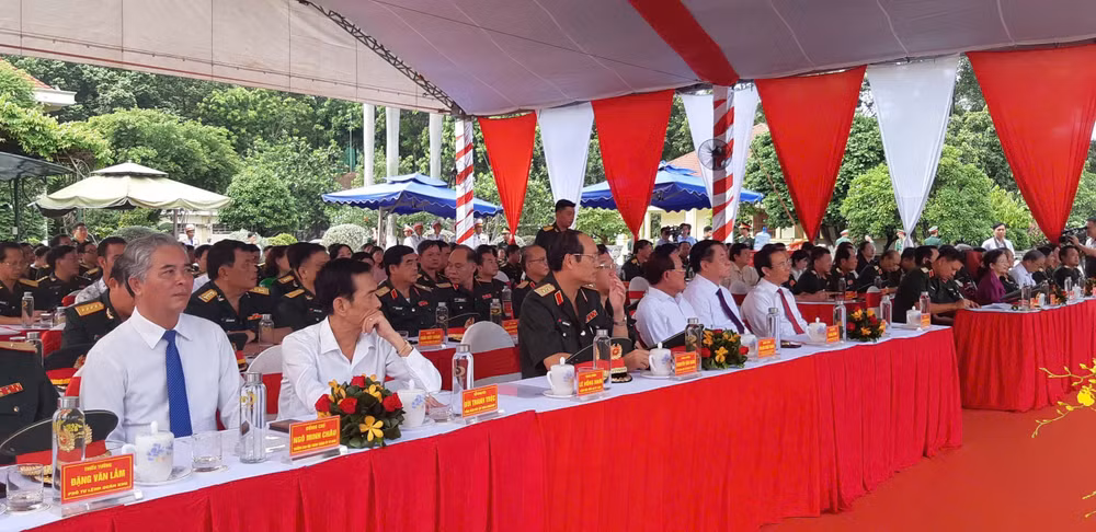 Các đại biểu tham dự lễ khánh thành.