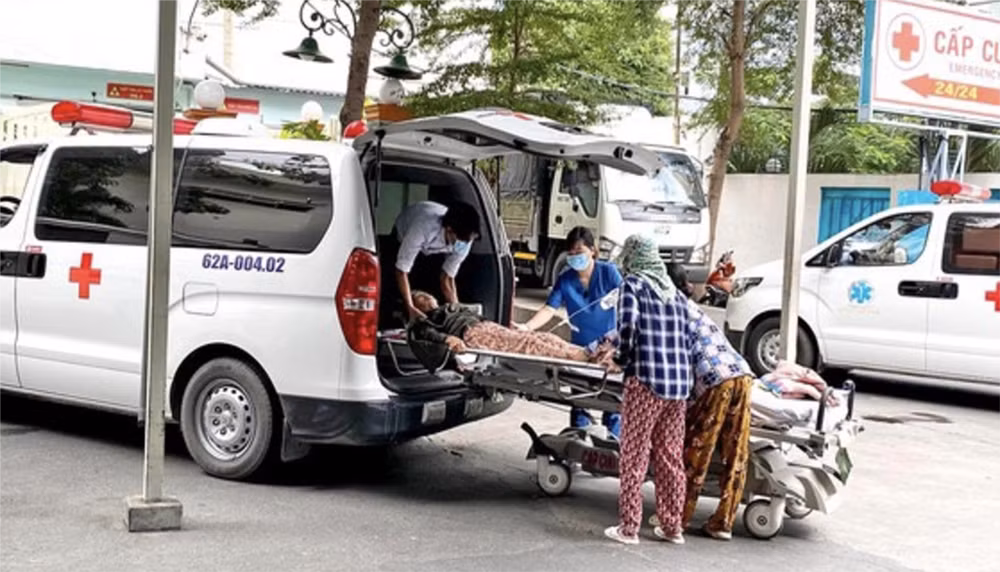 Hầu hết cơ sở dịch vụ cấp cứu, hỗ trợ vận chuyển người bệnh tại Thành phố chỉ đủ năng lực và điều kiện hỗ trợ vận chuyển người bệnh thông thường. (Ảnh minh họa Sở Y tế Thành phố Hồ Chí Minh cung cấp)