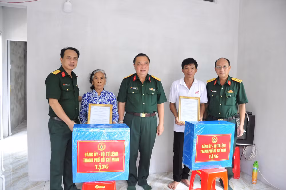 2 hộ gia đình được tặng các vật dụng thiết yếu.