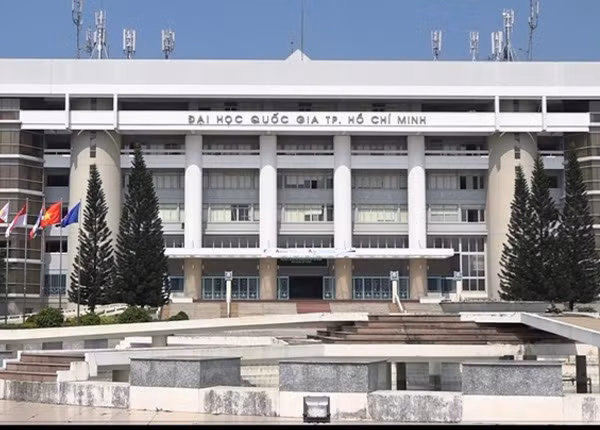 Trạm Y tế Trung tâm Quản lý ký túc xá Đại học Quốc gia Thành phố Hồ Chí Minh đã tiếp nhận 19 trường hợp sinh viên có các triệu chứng mệt, đau bụng, nôn ói, đi tiêu lỏng sau khi ăn tối tại nhà ăn của trường.