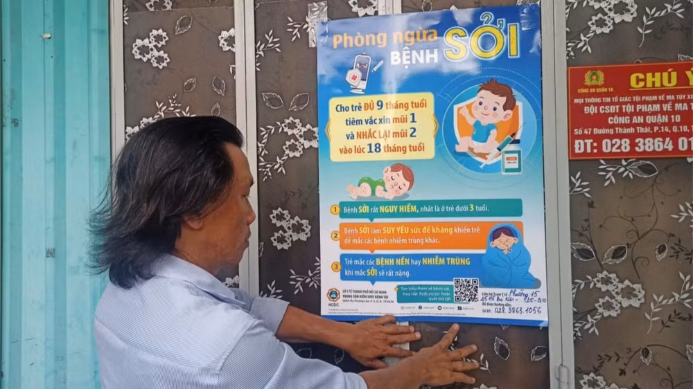 Cộng tác viên sức khỏe cộng đồng tham gia công tác truyền thông phòng ngừa bệnh sởi trên địa bàn quận 10.