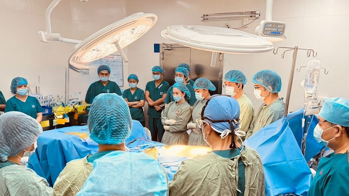 Ê-kíp y bác sĩ mặc niệm để bày tỏ lòng tri ân sâu sắc đến người hiến tạng và gia đình.
