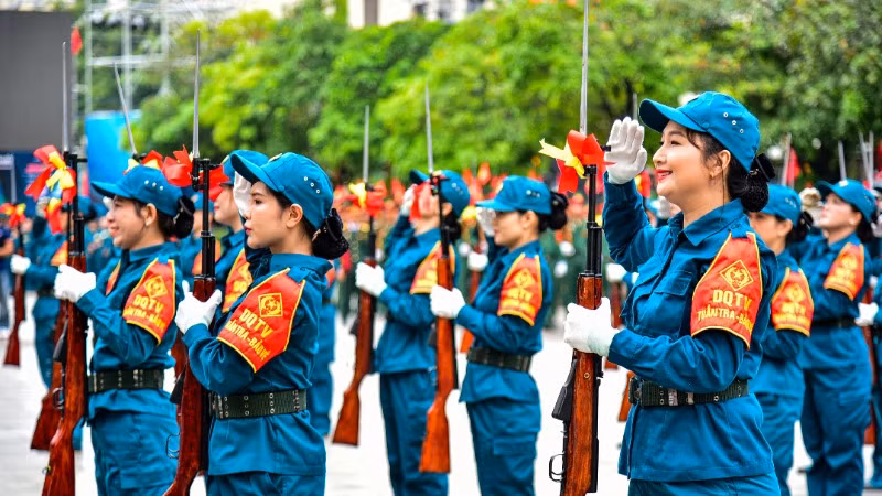 Phần trình diễn múa súng do lực lượng Dân quân quận Gò Vấp trình diễn. (Ảnh: Hữu Tân)