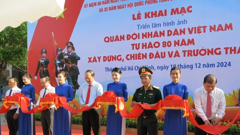 Các đại biểu cắt băng khai mạc triển lãm (Ảnh: CTV).