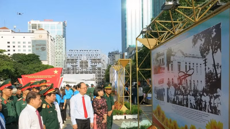 Các đại biểu tham quan triển lãm. (Ảnh: CTV) Các đại biểu tham quan triển lãm. (Ảnh: CTV)