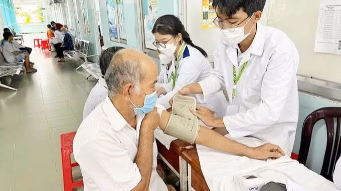 Người cao tuổi tại xã Phước Thạnh, huyện Củ Chi, Thành phố Hồ Chí Minh được các y, bác sĩ khám sức khỏe.