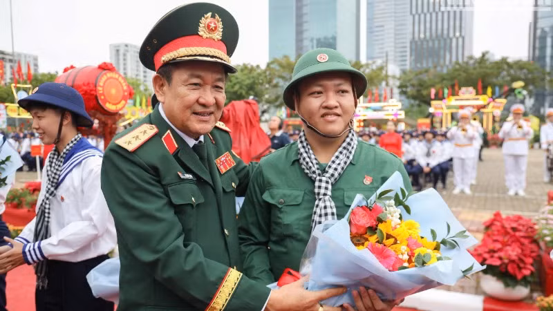 Thượng tướng Võ Minh Lương tặng hoa động viên thanh niên lên đường nhập ngũ. (Ảnh: Thế Anh)