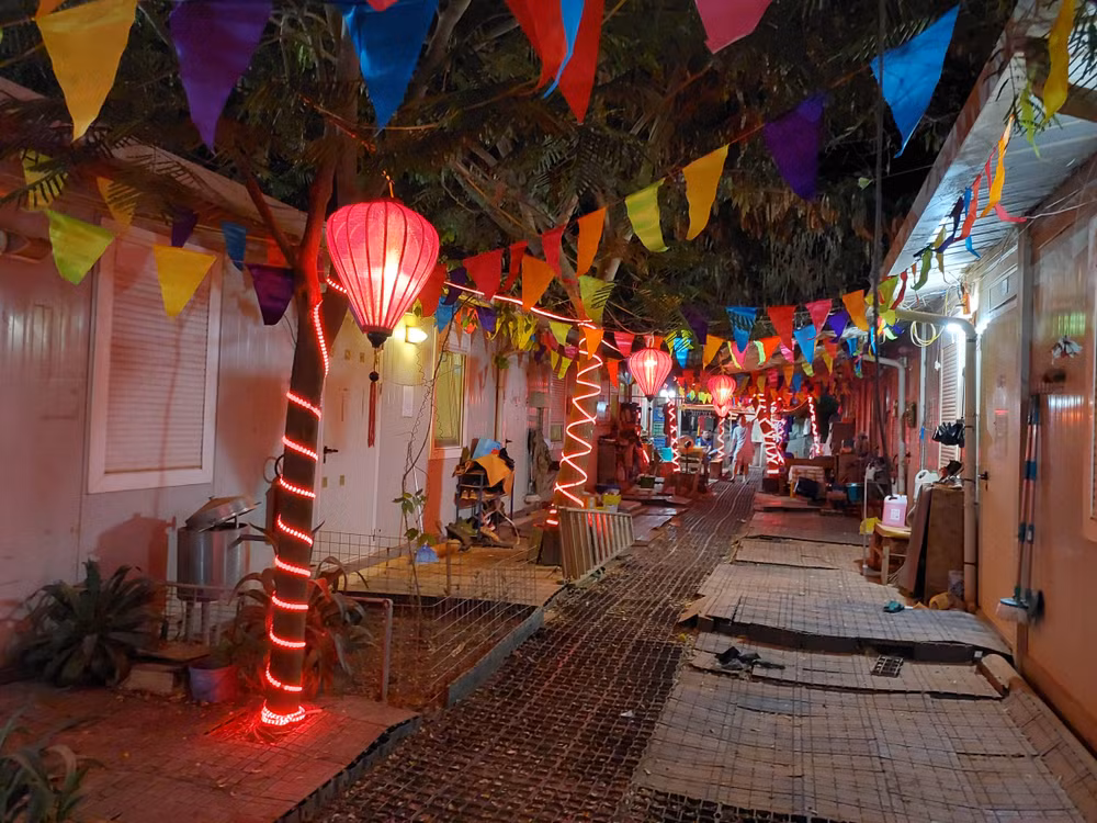 Dù trang trí giản dị với những vật dụng sẵn có nhưng khi ngắm nhìn thành quả, mọi người đều thấy ấm lòng.