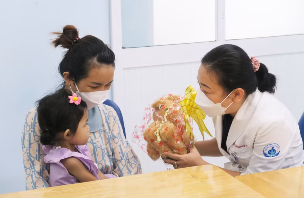 Hiện nay sức khỏe của bệnh nhi ổn, đã được ra viện; dự kiến khoảng 1,5 đến 2 năm, bé sẽ được rút thanh nâng ngực. Hiện nay sức khỏe của bệnh nhi ổn, đã được ra viện; dự kiến khoảng 1,5 đến 2 năm, bé sẽ được rút thanh nâng ngực.