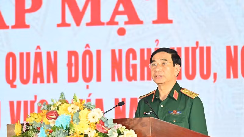 Đại tướng Phan Văn Giang, Ủy viên Bộ Chính trị, Bộ trưởng Quốc phòng phát biểu tại buổi gặp mặt
