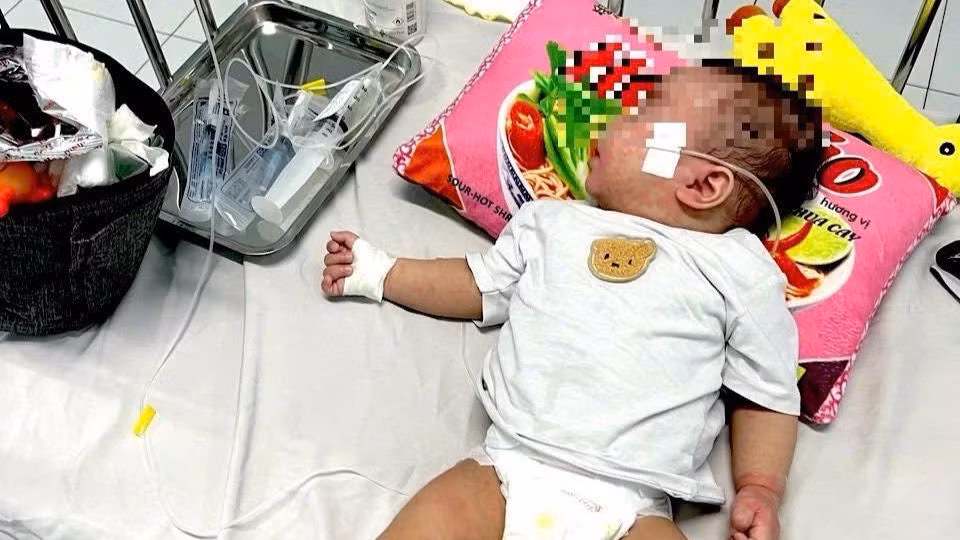 Biểu hiện của sởi là sốt, viêm long đường hô hấp, đường tiêu hóa và kết mạc mắt kèm nổi ban đặc trưng. Sau khi mắc sởi, đáp ứng miễn dịch của cơ thể giảm sút nên trẻ dễ mắc các bệnh nhiễm trùng khác.