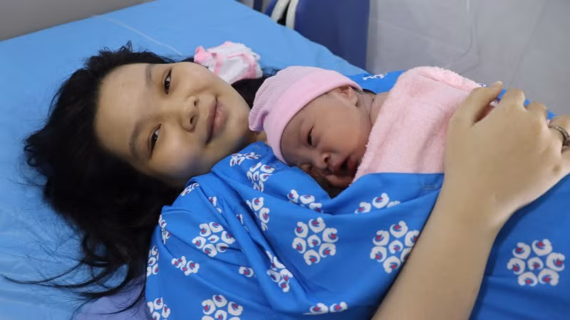 Em bé Dâu chào đời đúng 0 giờ.
