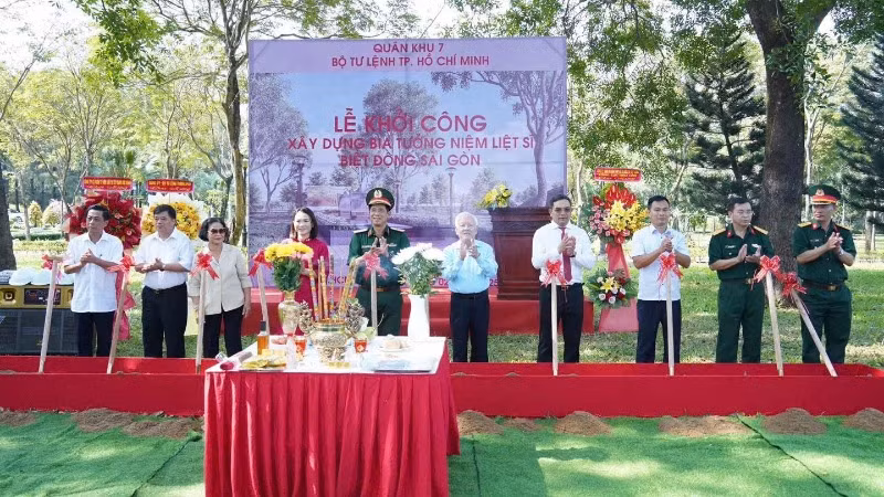 Các đại biểu thực hiện nghi thức khởi công xây dựng Bia tưởng niệm Liệt sĩ Biệt động Sài Gòn.