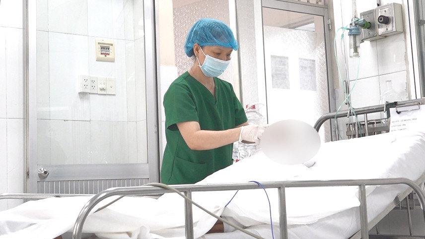 Nhân viên y tế đang chăm sóc vết thương cho nạn nhân. (Ảnh: Bệnh viện cung cấp)