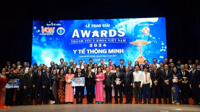Các đại biểu chụp hình lưu niệm với các tập thể đoạt giải