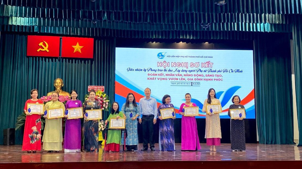 Ông Nguyễn Hồ Hải, Phó Bí thư Thường trực Thành ủy Thành phố Hồ Chí Minh trao Bằng khen cho tập thể, cá nhân đã có thành tích tiêu biểu trong phong trào thi đua.