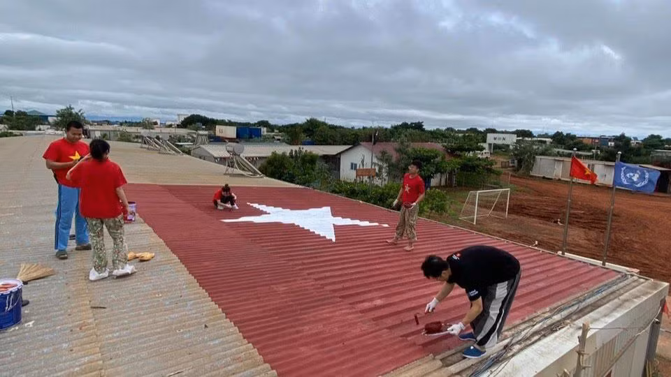 Các bạn trẻ Bệnh viện dã chiến cấp 2 số 5 đang tiến hành đo đạc và vẽ cờ Tổ quốc.