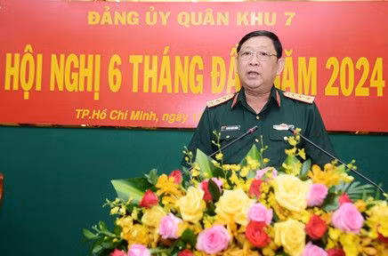 Thượng tướng Huỳnh Chiến Thắng, Ủy viên Trung ương Đảng, Ủy viên Quân ủy Trung ương, Phó Tổng Tham mưu trưởng Quân đội nhân dân Việt Nam, phát biểu chỉ đạo Hội nghị.