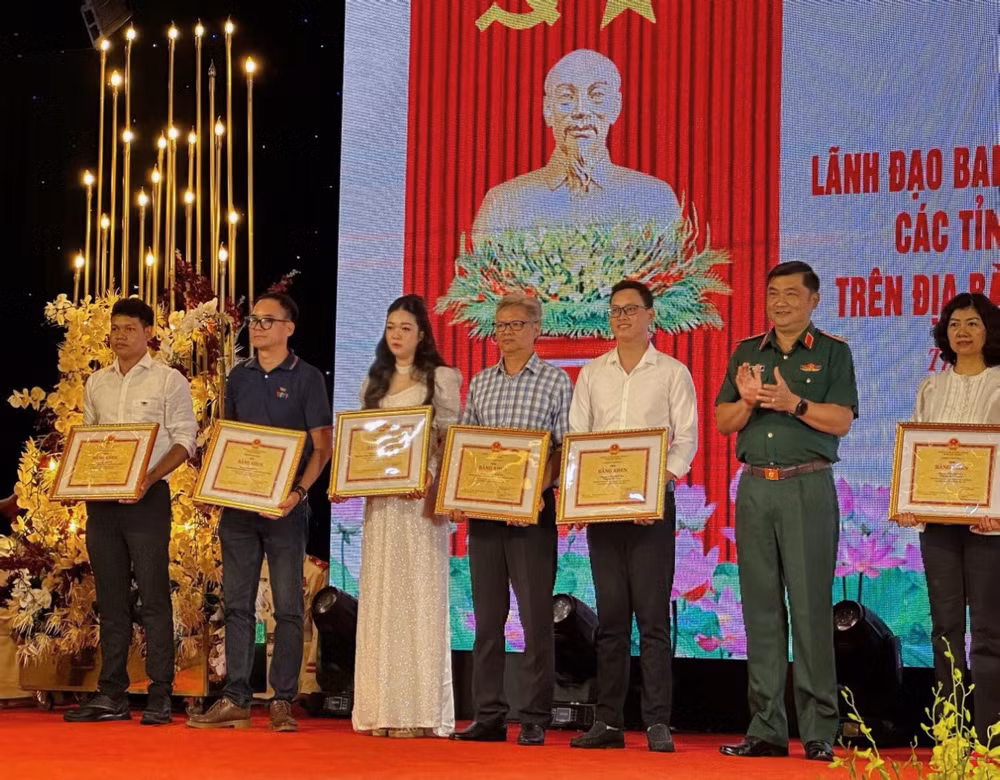 Thiếu tướng Lê Xuân Thế, Phó Tư lệnh Quân khu trao Bằng khen cho các cá nhân. (Ảnh: THẾ ANH)