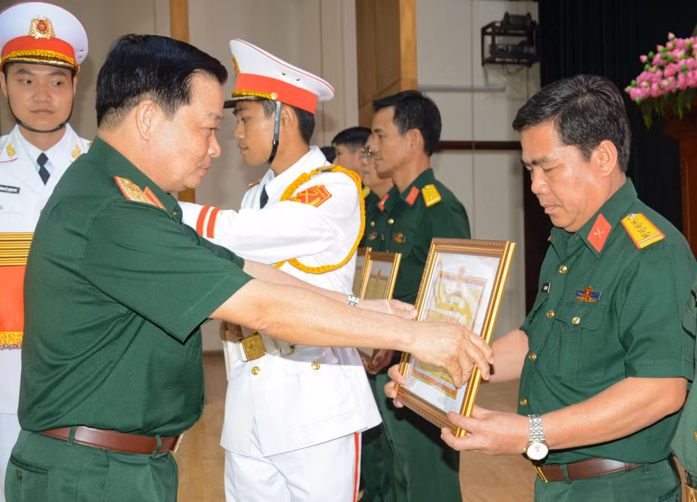 Dịp này, Quân khu khen thưởng 24 tập thể, 25 cá nhân và đề nghị Bộ Quốc phòng khen thưởng 3 tập thể, 4 cá nhân.