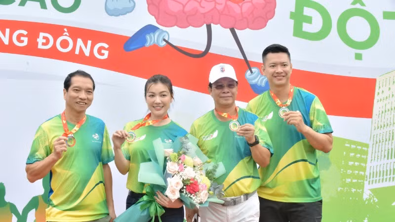 Thiếu tướng, Tiến sĩ Thầy thuốc Nhân dân Trần Quốc Việt, Giám đốc Bệnh viện Quân y 175 (ngoài cùng bên trái) tham gia chương trình.