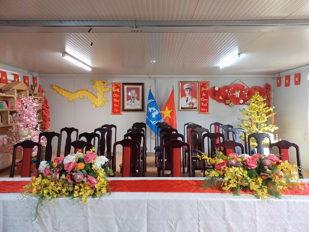 Phòng giao ban của Bệnh viện dã chiến cấp 2 số 5 sau khi được trang hoàng đón Tết.