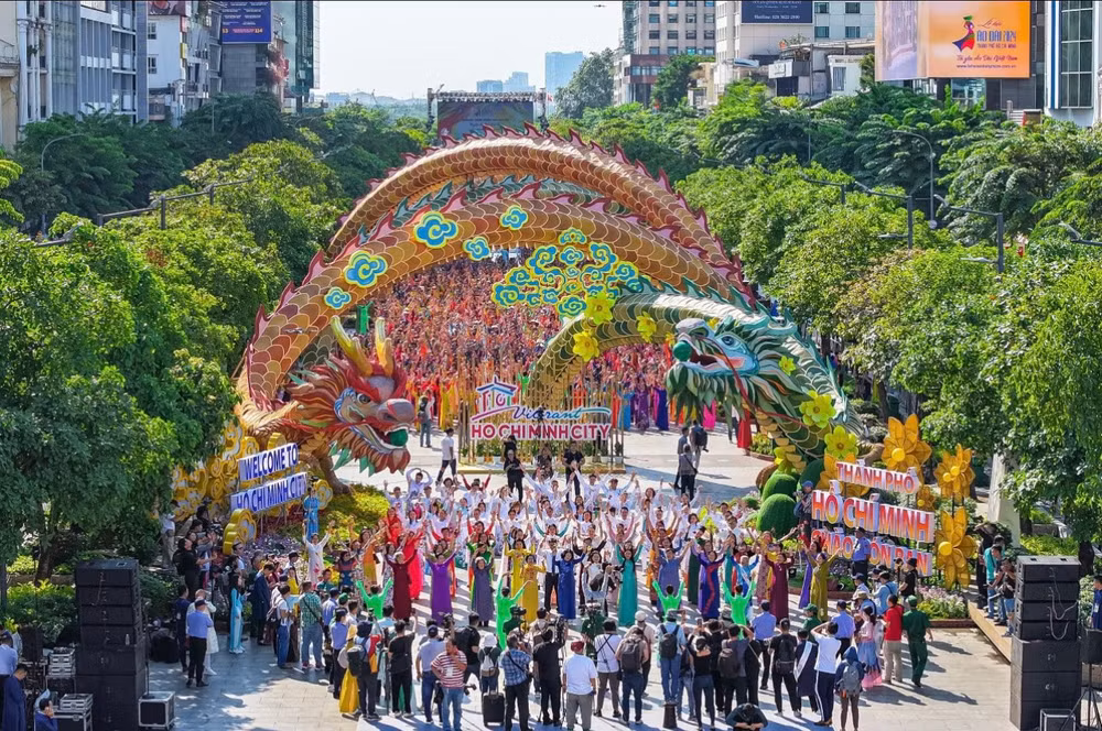 Chương trình đồng diễn áo dài quy tụ nhiều người mặc áo dài nhất Việt Nam với sự tham gia của hơn 5.000 người. Ảnh: KIM SÁNG.
