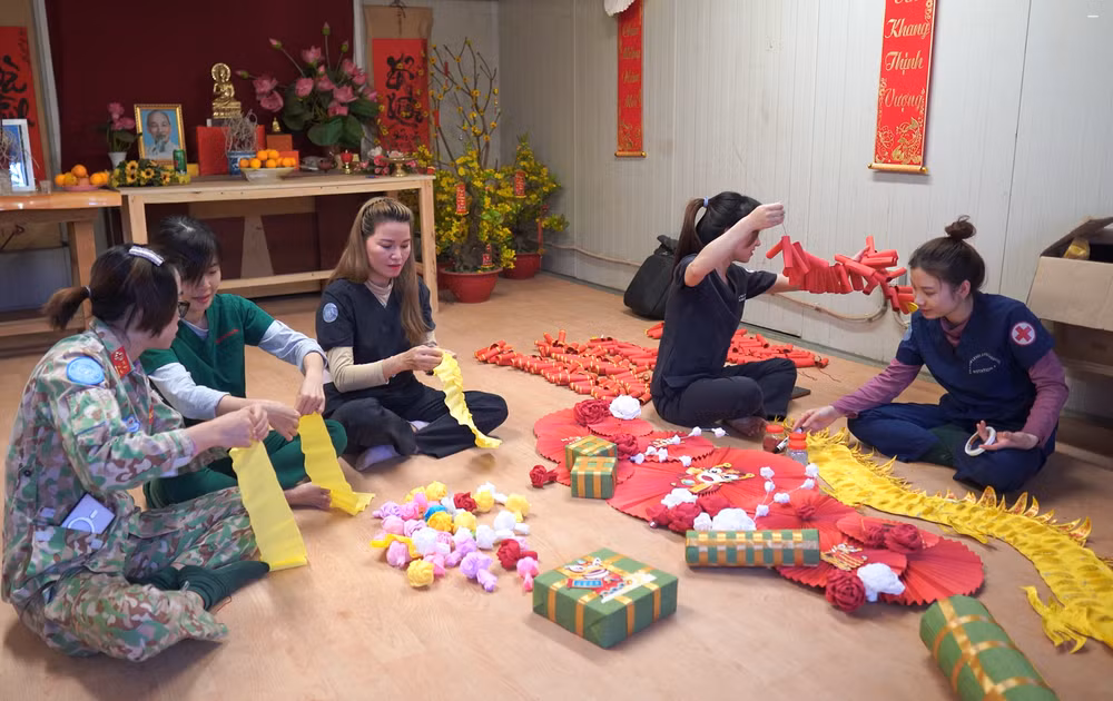 Tổ phụ nữ của Bệnh viện dã chiến tự tạo các vật phẩm trang trí Tết.