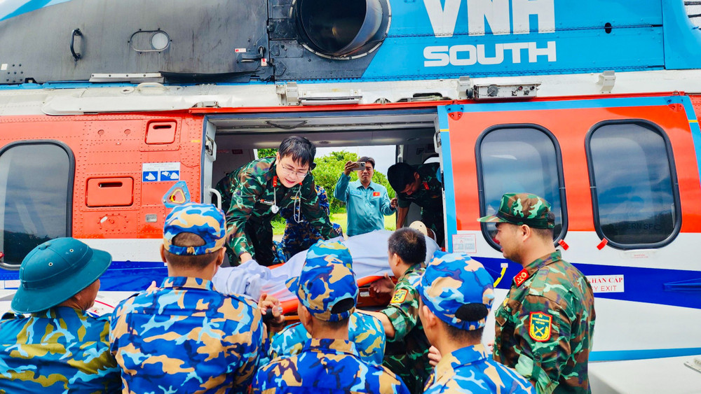 Trực thăng đưa ba bệnh nhân từ huyện đảo Trường Sa về đất liền điều trị