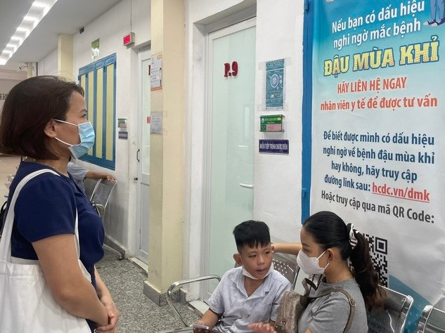 Nhiều người dân Thành phố Hồ Chí Minh quan tâm và tìm hiểu thông tin về bệnh đậu mùa khỉ.