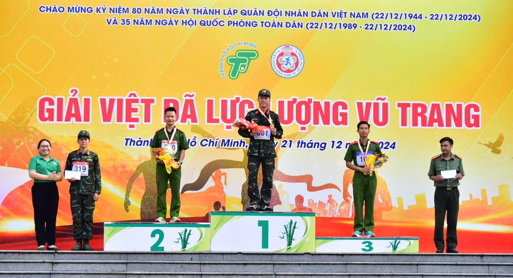 Khen thưởng các vận động viên đạt thành tích tiêu biểu.