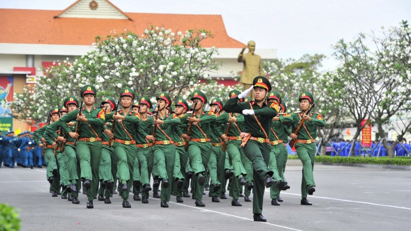 Các khối duyệt đội ngũ tại Lễ ra quân huấn luyện. (Ảnh: HỮU TÂN)