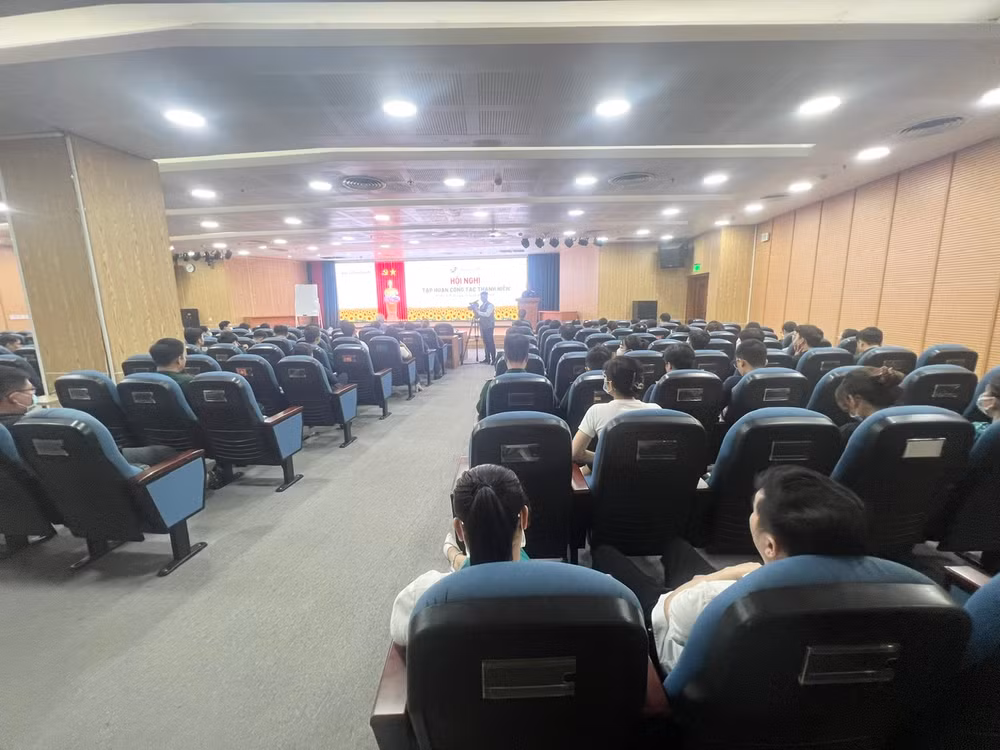 Hội nghị thu hút được nhiều nhân viên y tế tham gia.