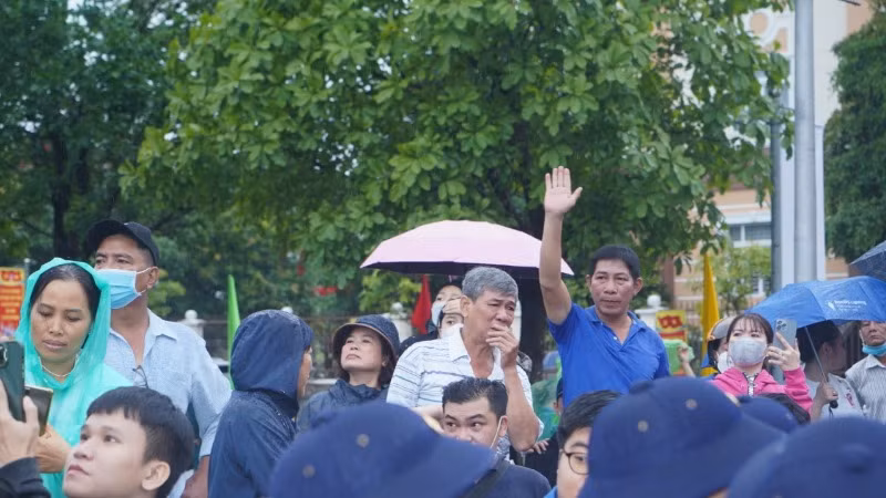 Người nhà các thanh niên nhập ngũ vừa tự hào vừa xen lẫn xúc động. (Ảnh: Thế Anh)