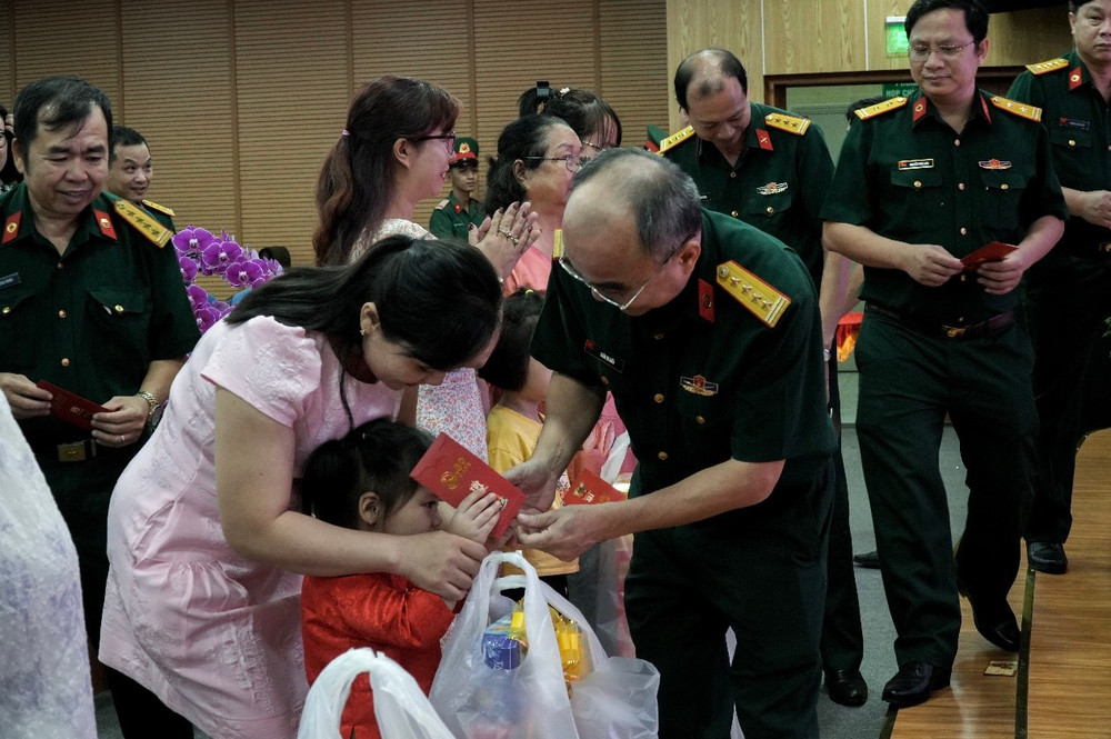 Đại diện lãnh đạo Bệnh viện Quân Y 175 thăm hỏi và gửi quà cho "Hậu phương chiến sĩ".