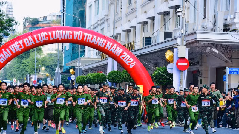 Đông đảo cán bộ, chiến sĩ lực lượng vũ trang Thành phố Hồ Chí Minh tham gia giải chạy. (Ảnh: Hữu Tân)