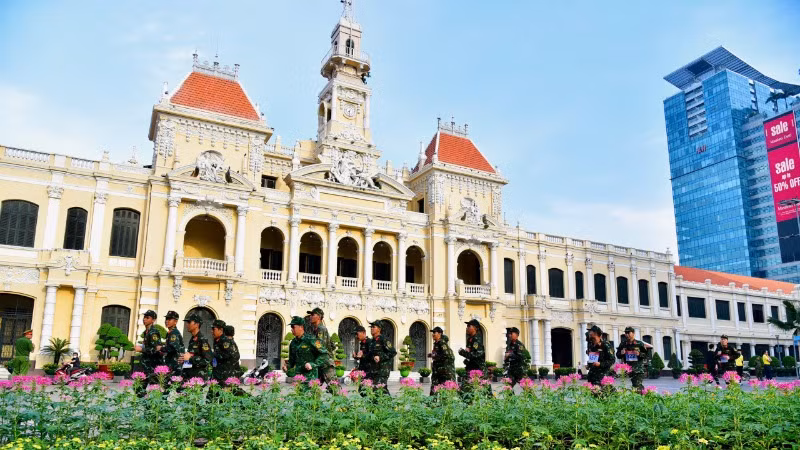 Cán bộ, chiến sĩ tranh tài trên đường chạy. (Ảnh: Hữu Tân)